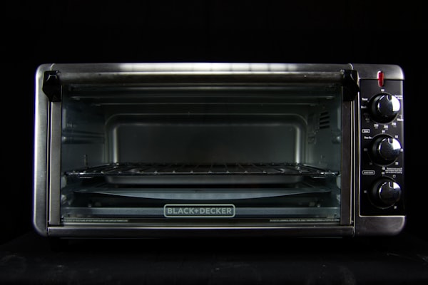 职业电竞选手在训练基地使用多屏进行战术分析和复盘